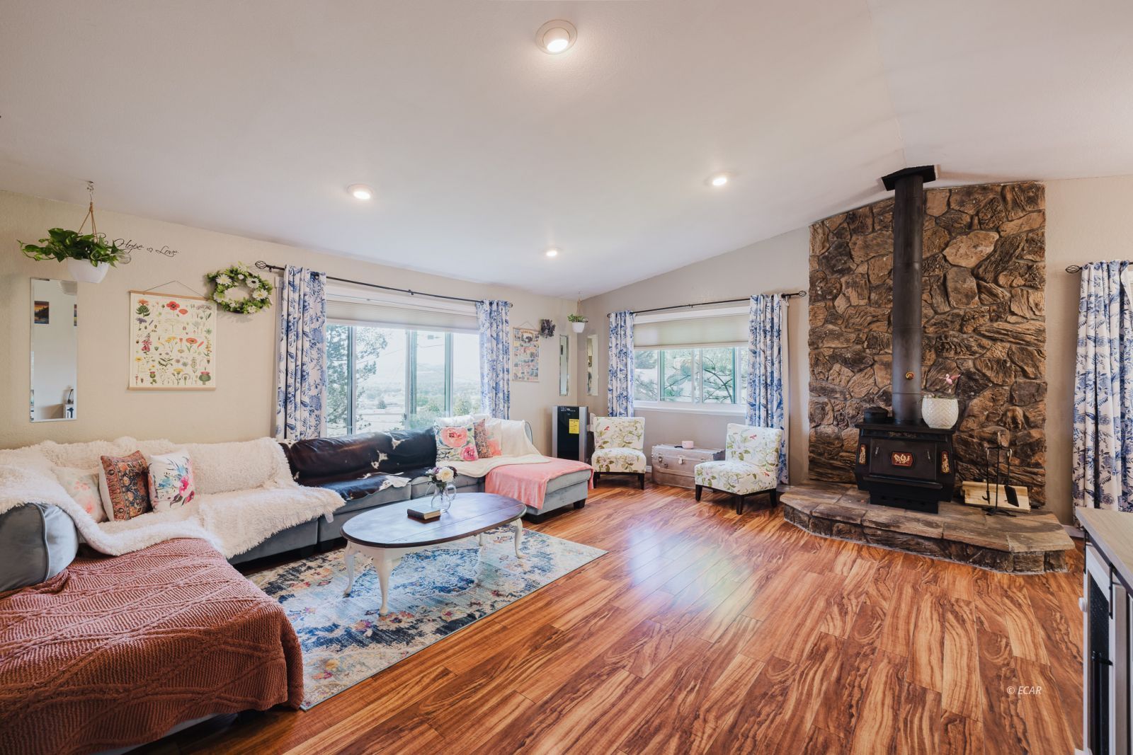 355 Skyline Drive Property Photo 5