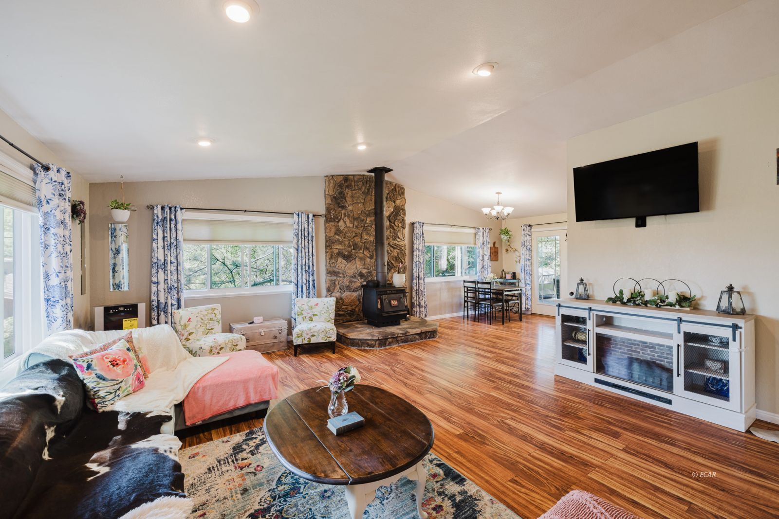 355 Skyline Drive Property Photo 6