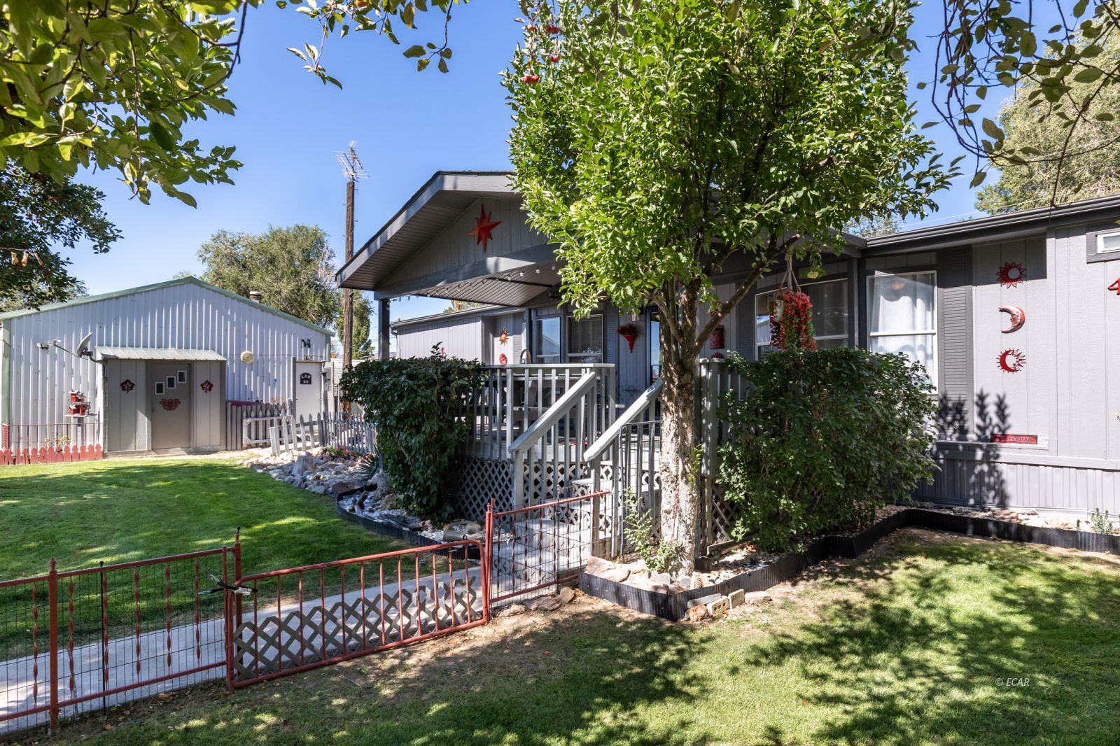 402 W Cedar Street Property Photo 3