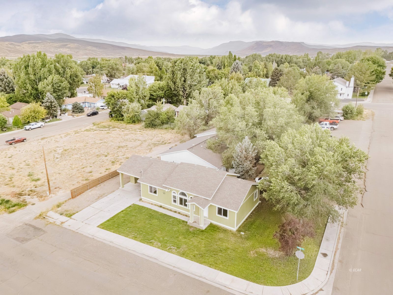 572 5th Street Property Photo 2