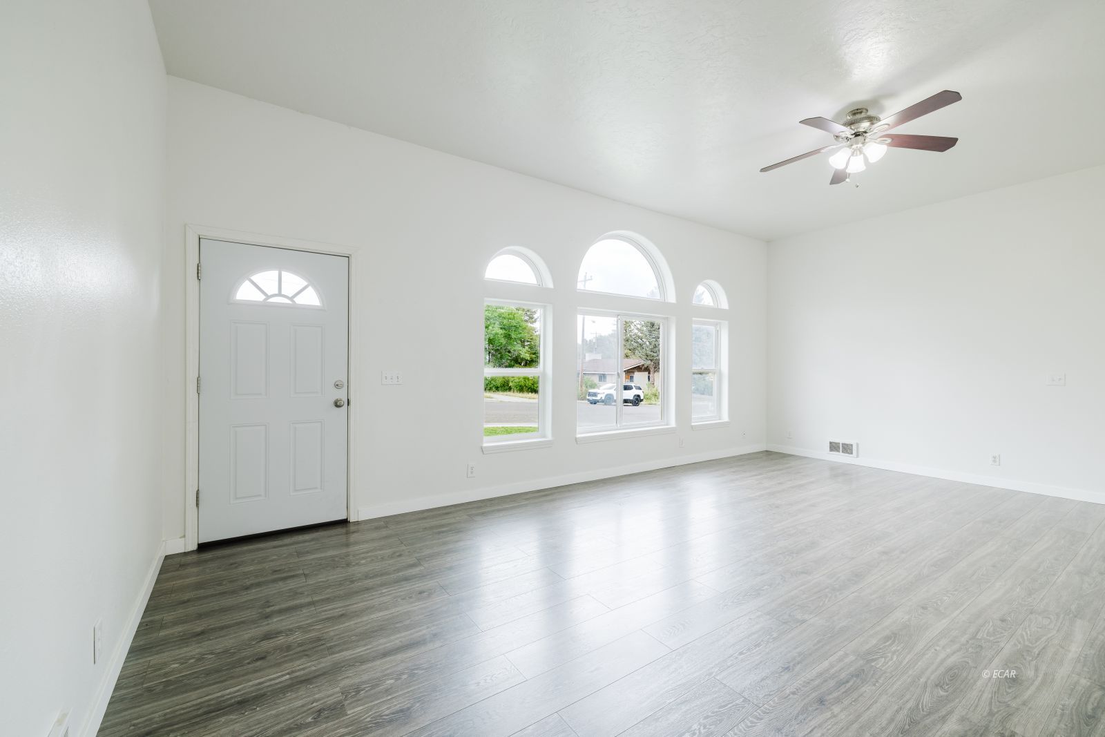 572 5th Street Property Photo 3