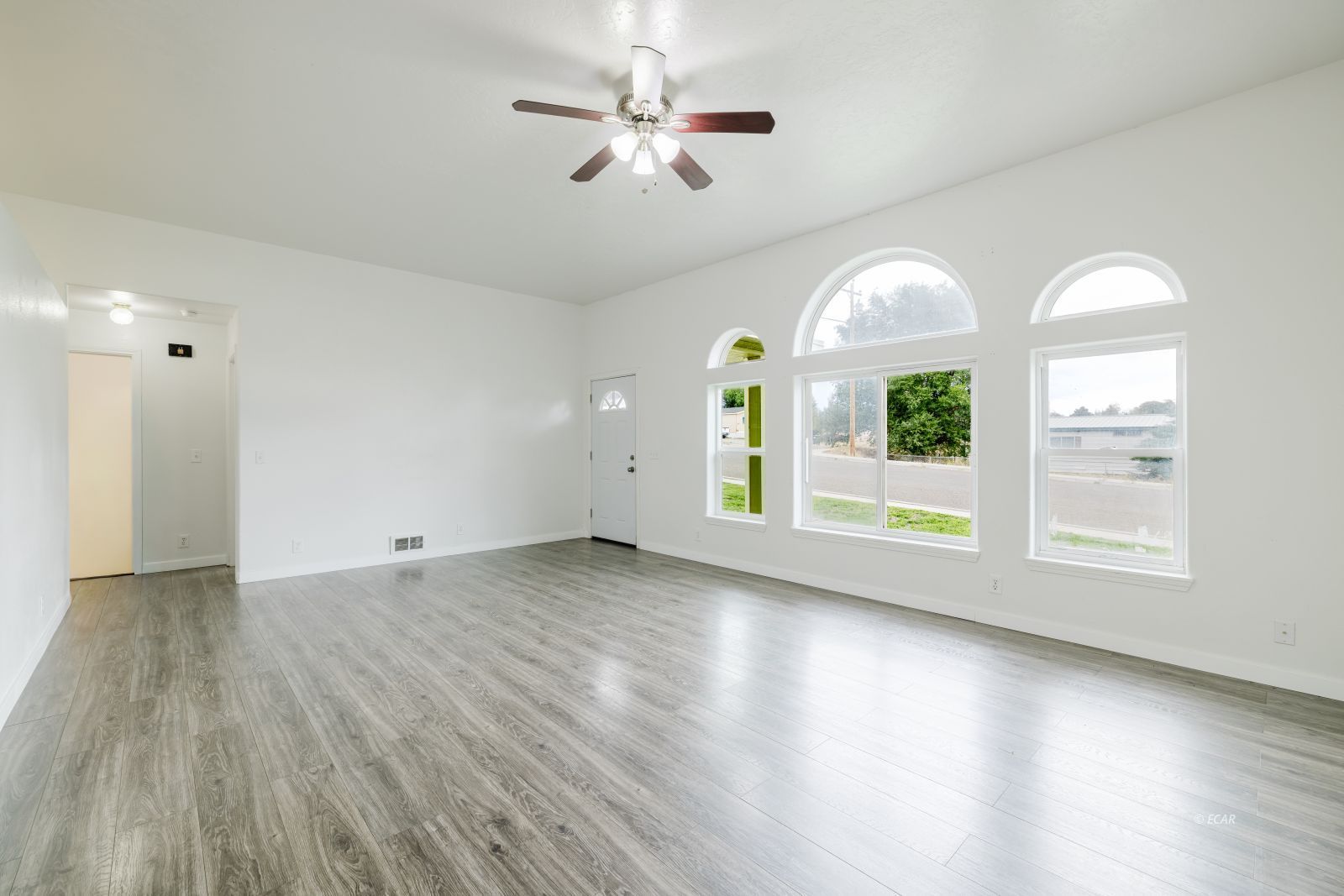 572 5th Street Property Photo 4