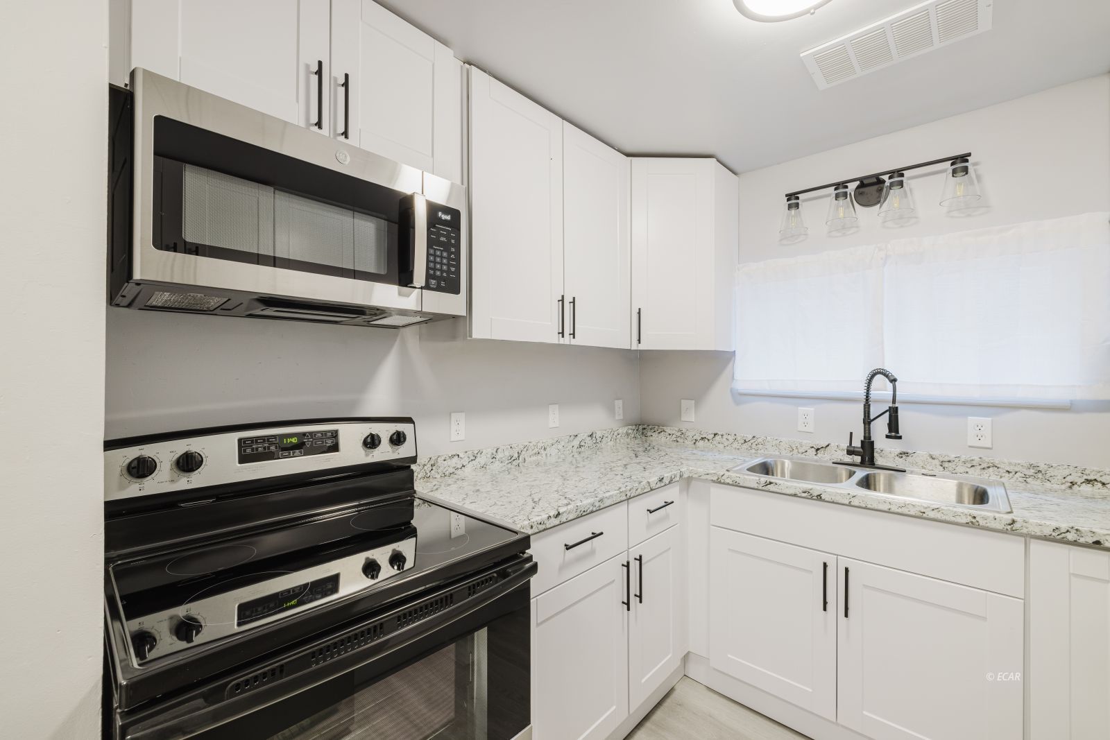 133 W River Street Property Photo 8