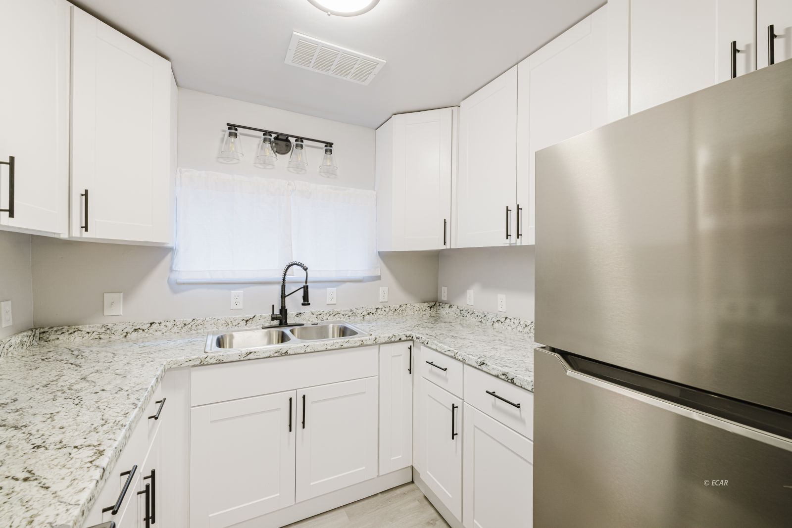 133 W River Street Property Photo 9