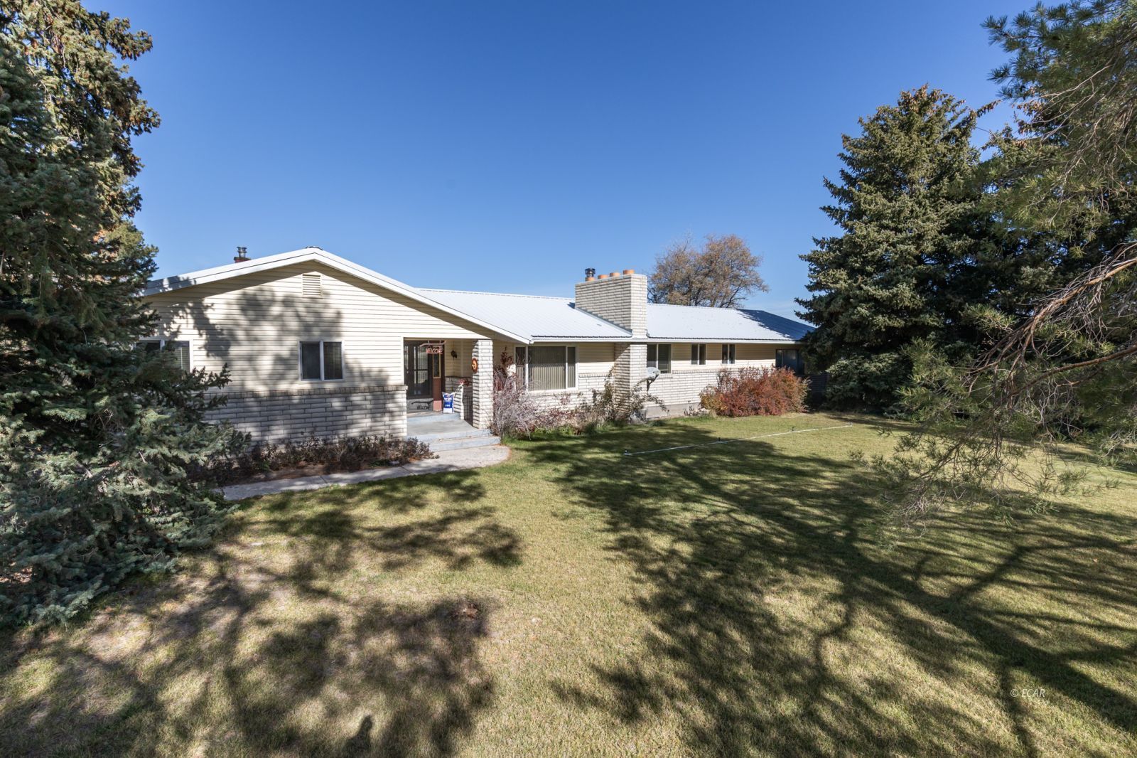 141 Country Club Parkway Property Photo 1