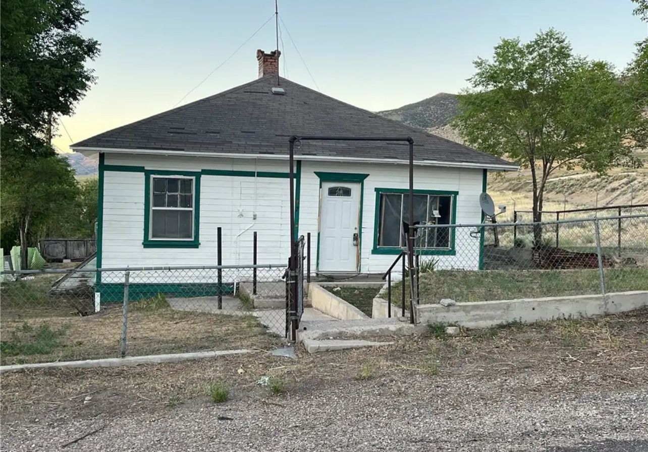 2 Ave E . Property Photo 3