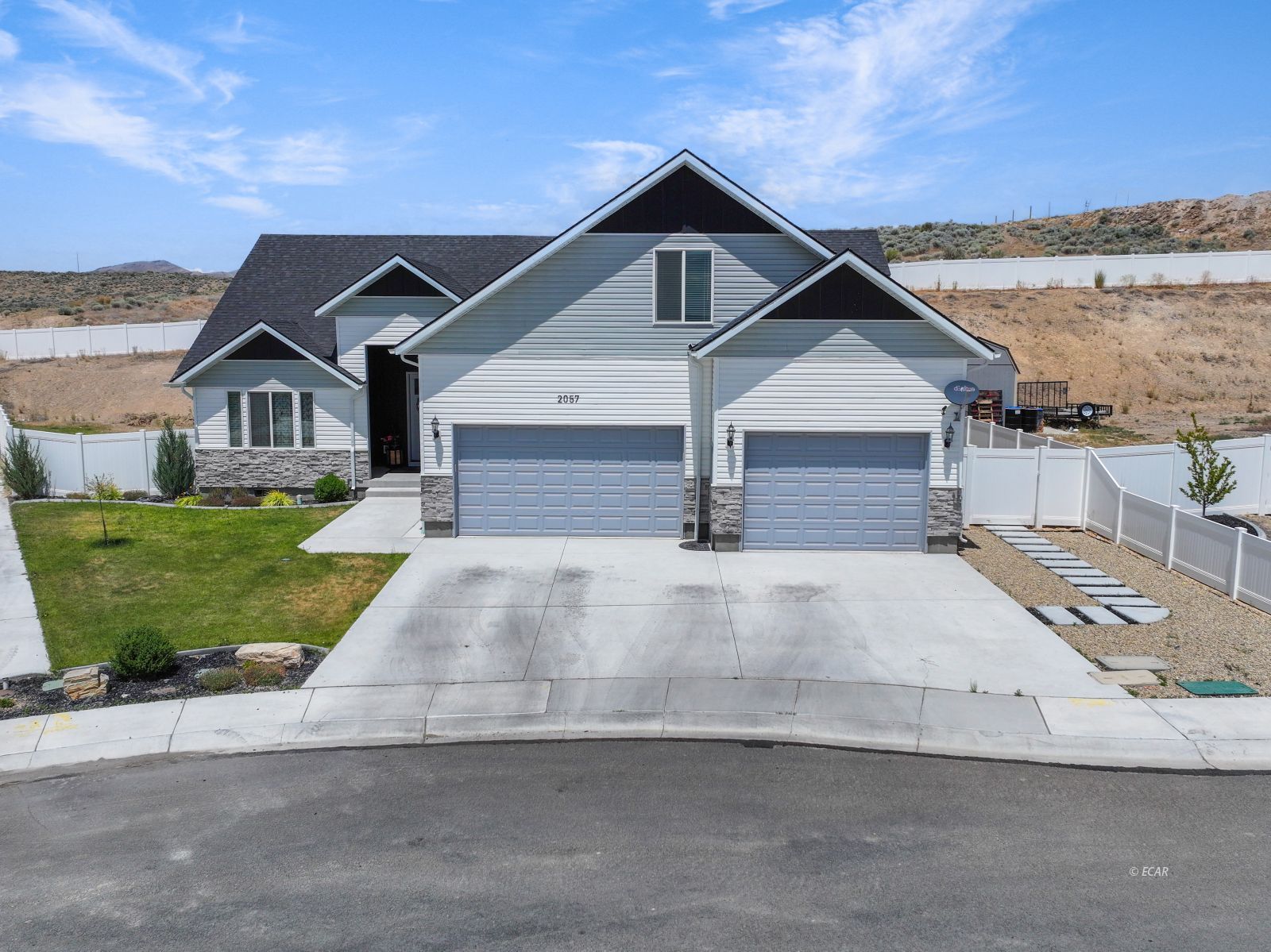 2057 Eagle Ridge Loop Property Photo 2