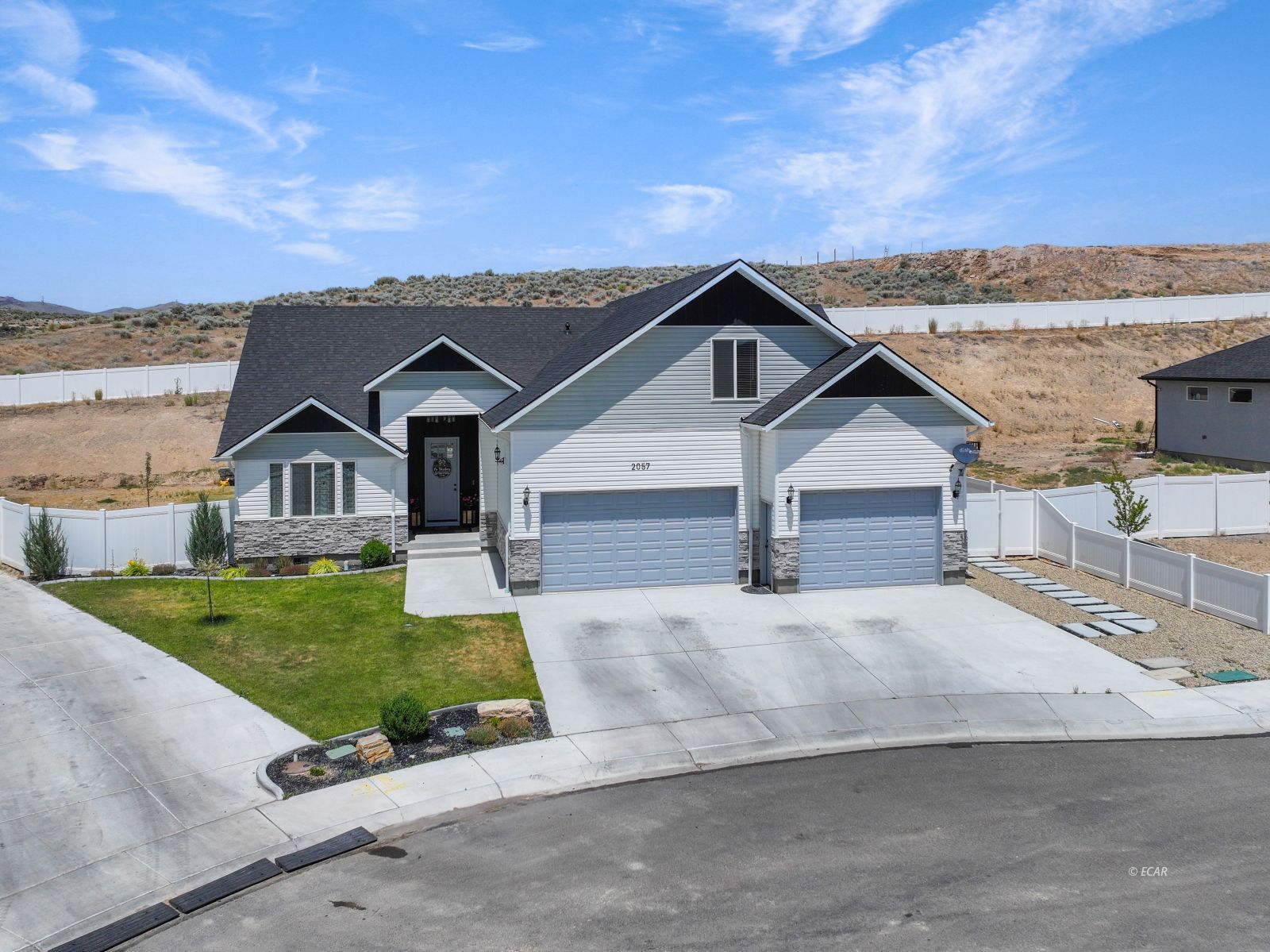 2057 Eagle Ridge Loop Property Photo 3