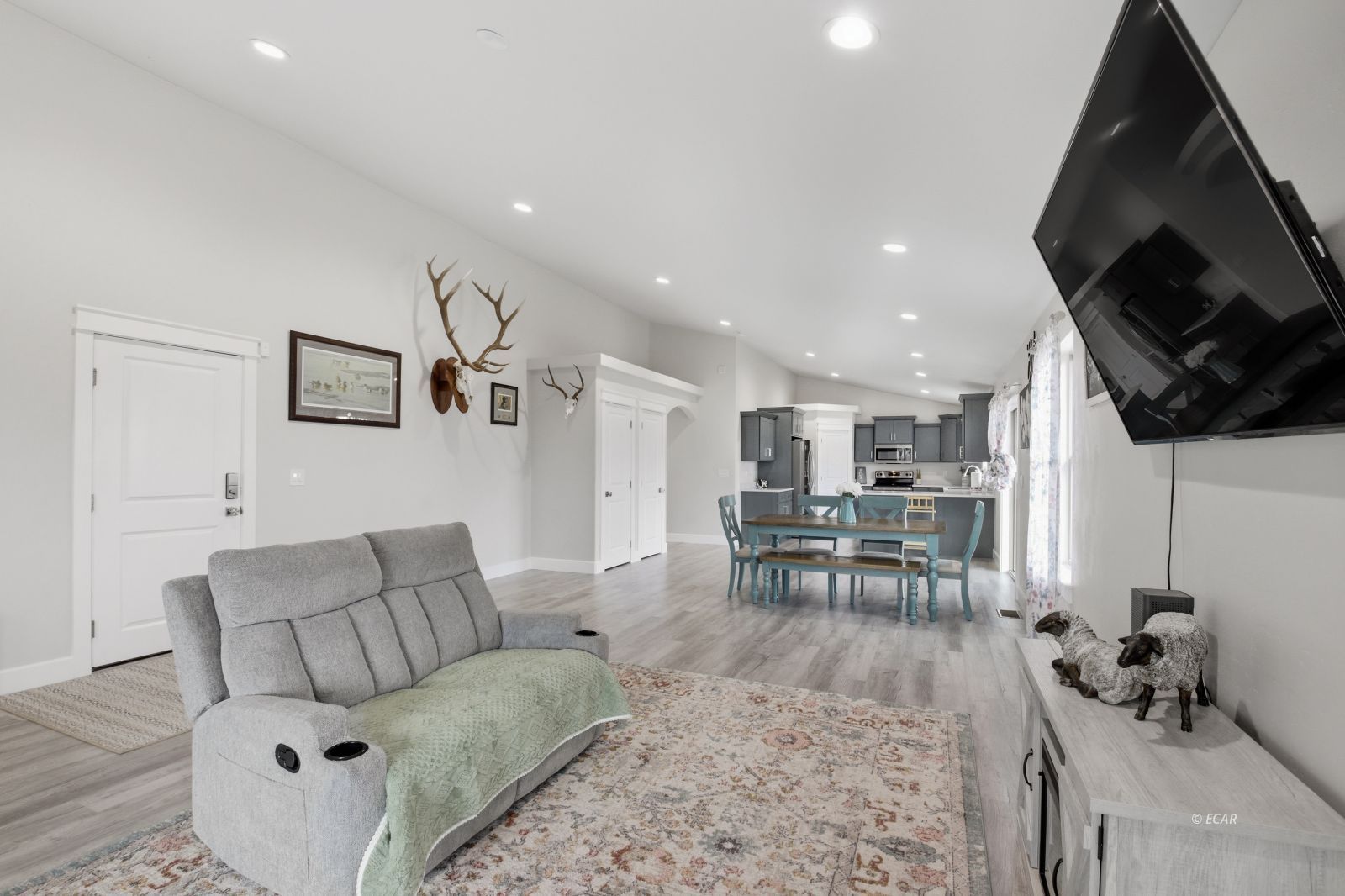 873 Lovelock Street Property Photo 5