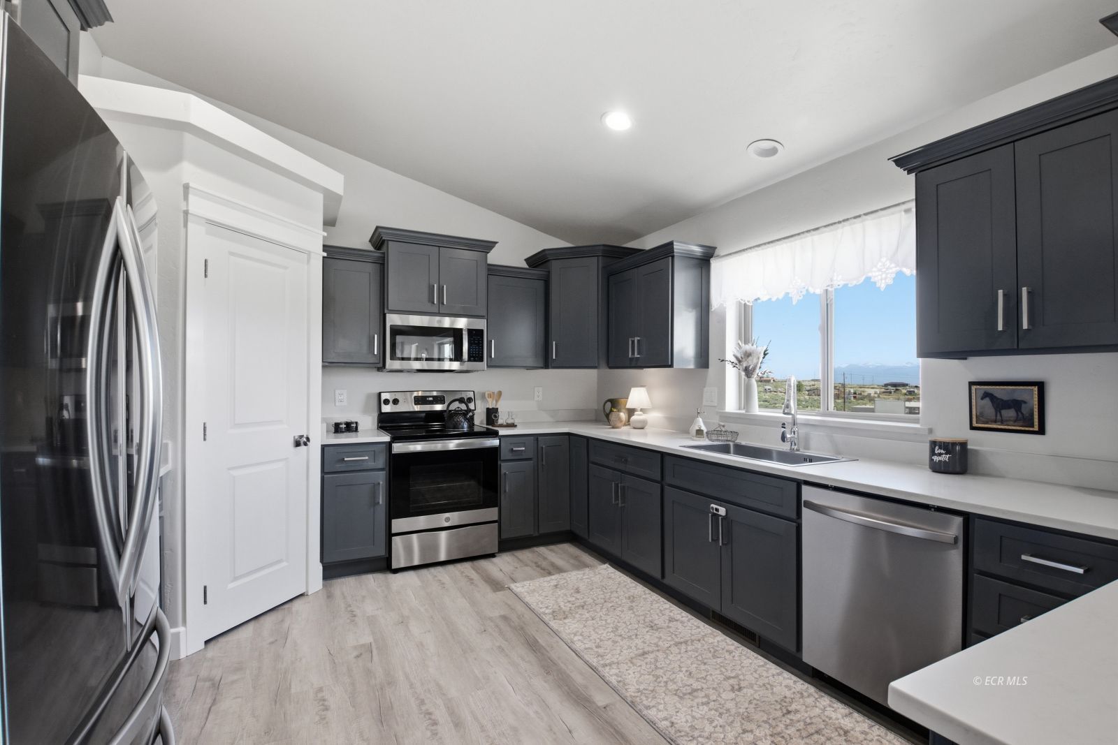 873 Lovelock Street Property Photo 8