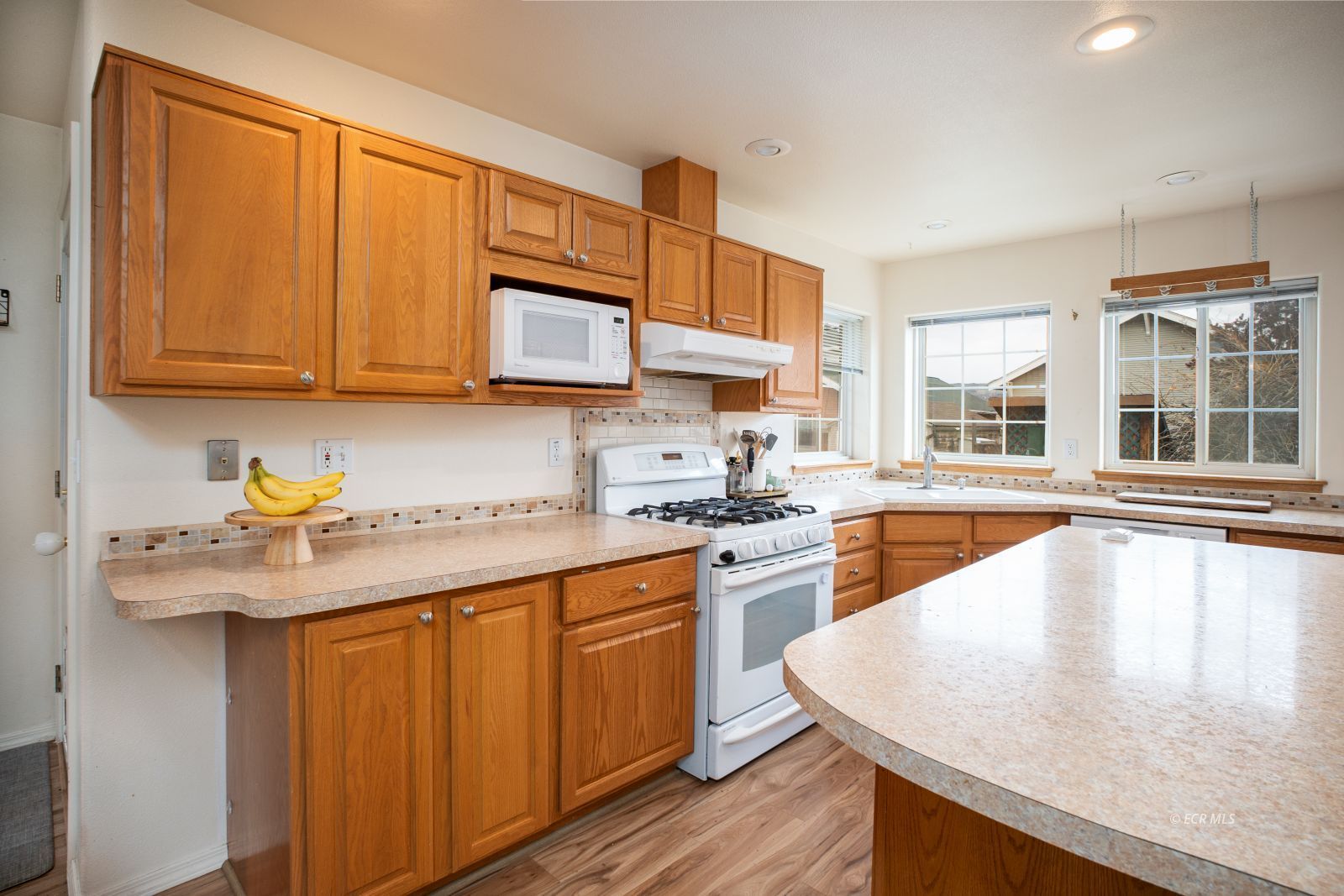 646 Oak Street Property Photo 8