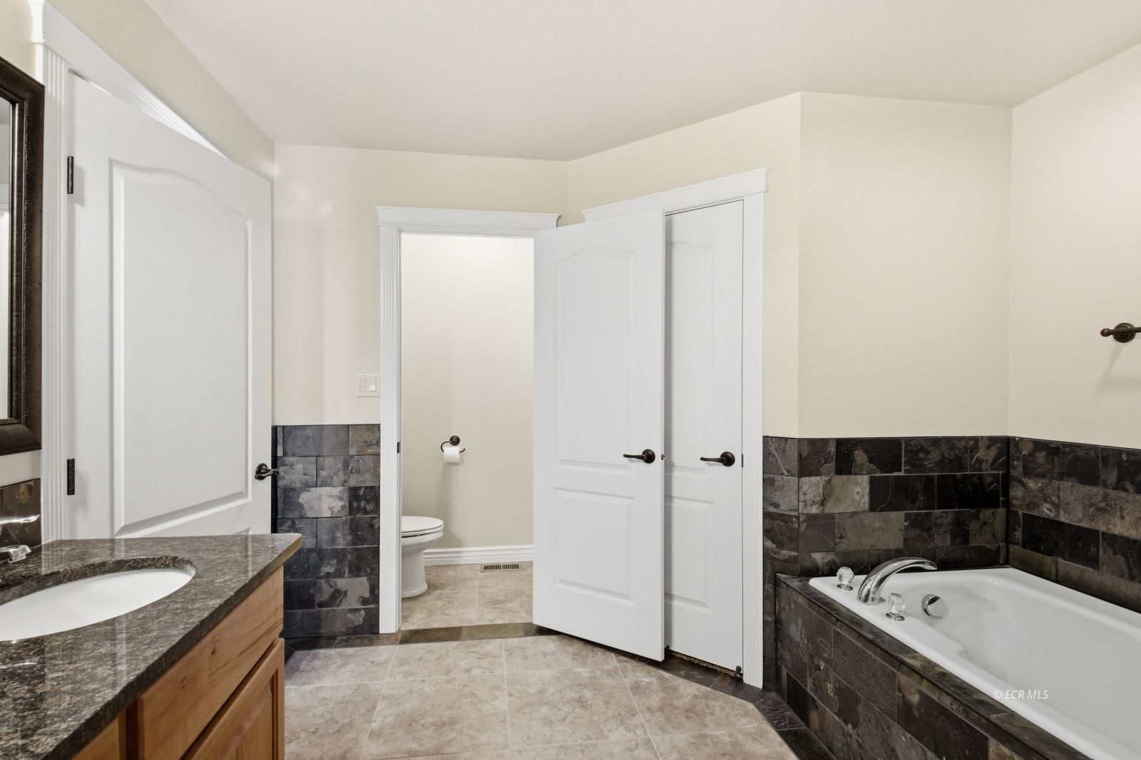 221 Glenvista Drive Property Photo 16