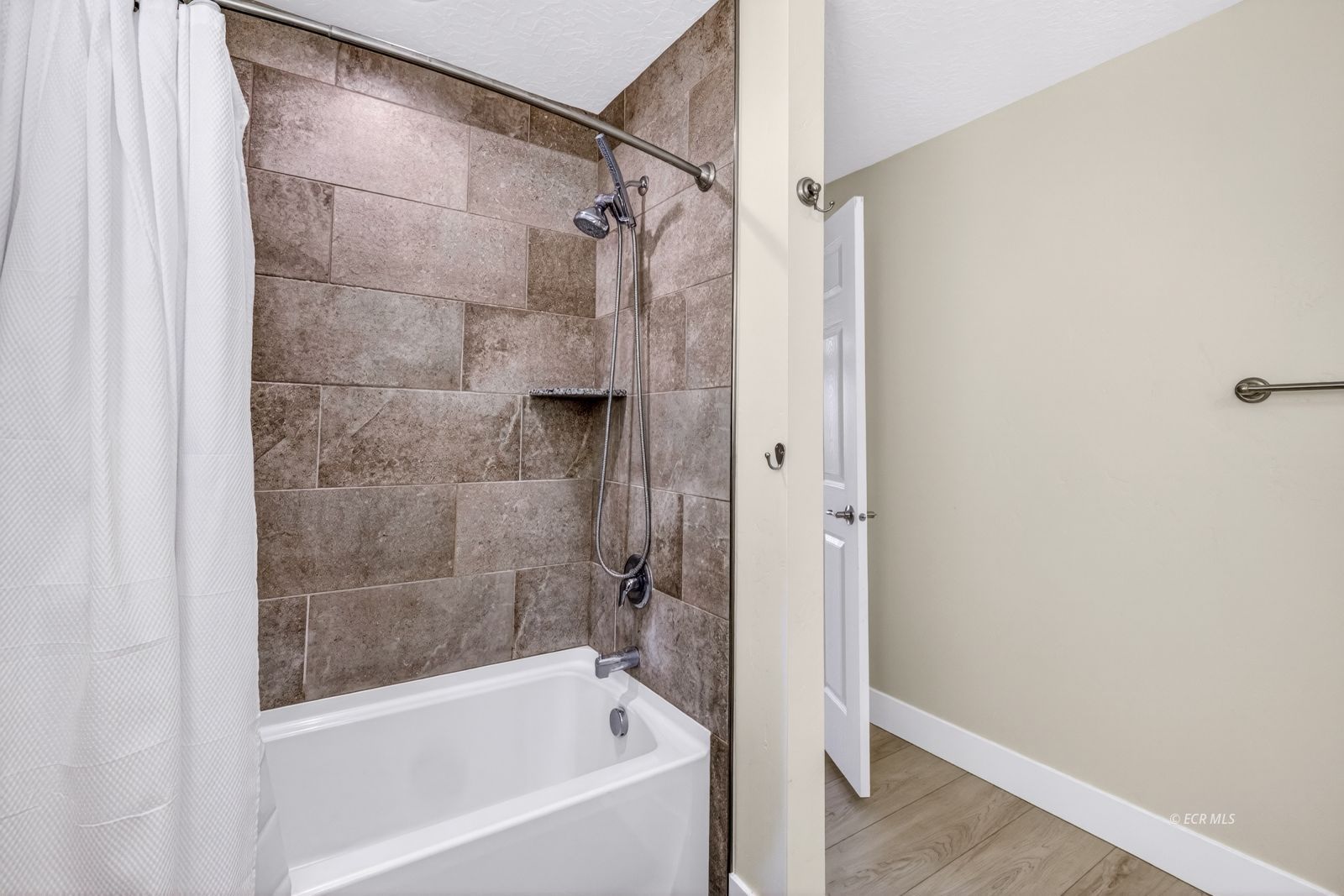 215 Spring Creek Parkway Property Photo 9