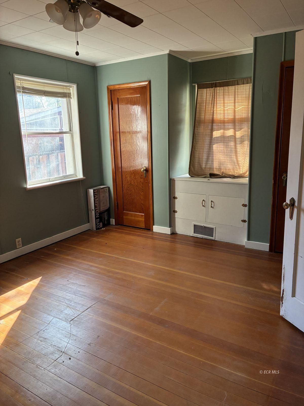 141 W Oak Street Property Photo 6