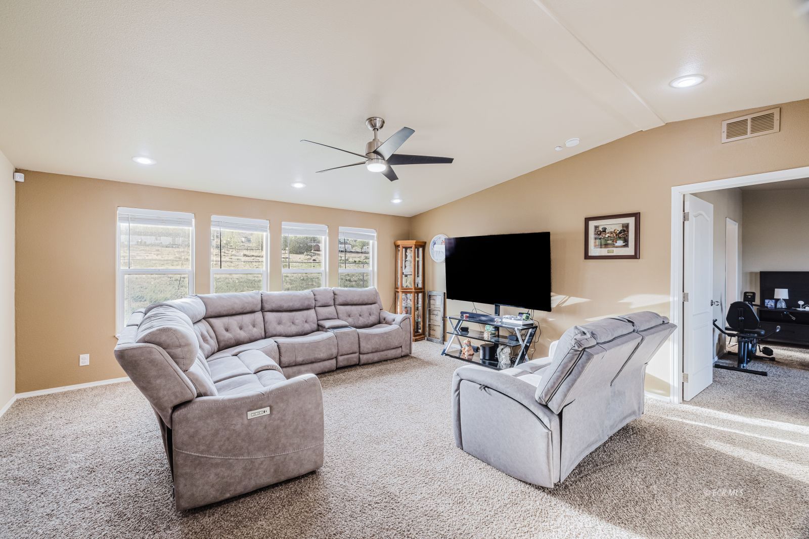 489 Spring Valley Parkway Property Photo 4