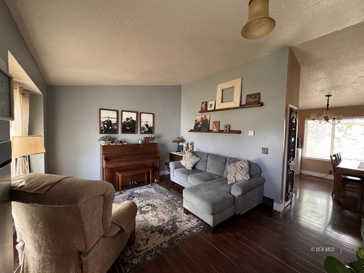 2424 Rodeo Court Property Photo 3