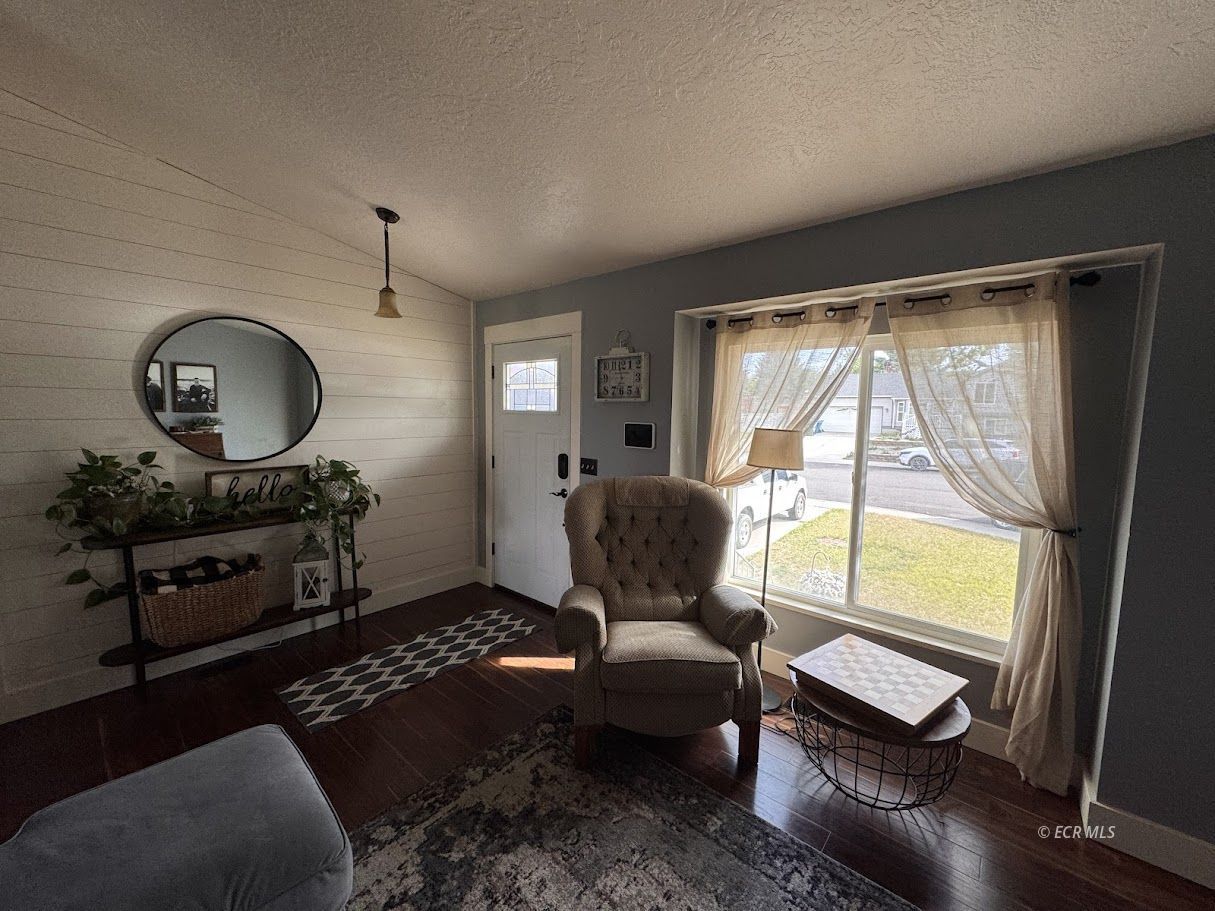 2424 Rodeo Court Property Photo 4