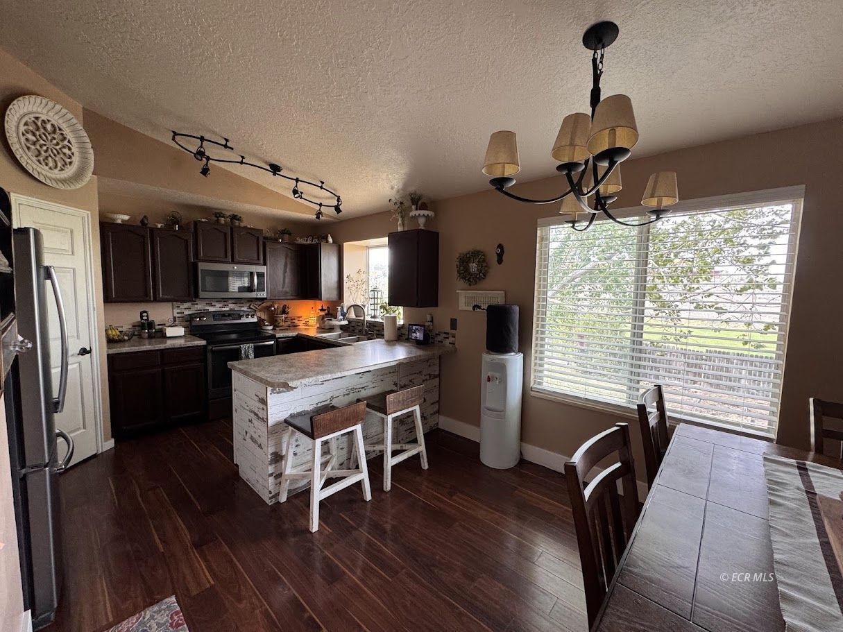 2424 Rodeo Court Property Photo 6