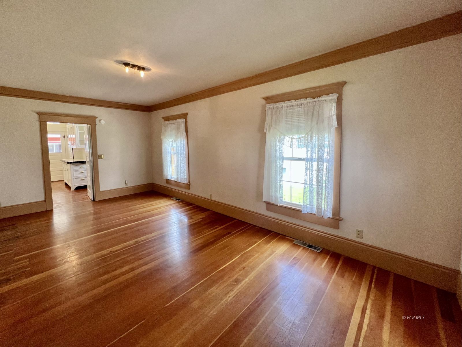 748 Juniper Street Property Photo 2