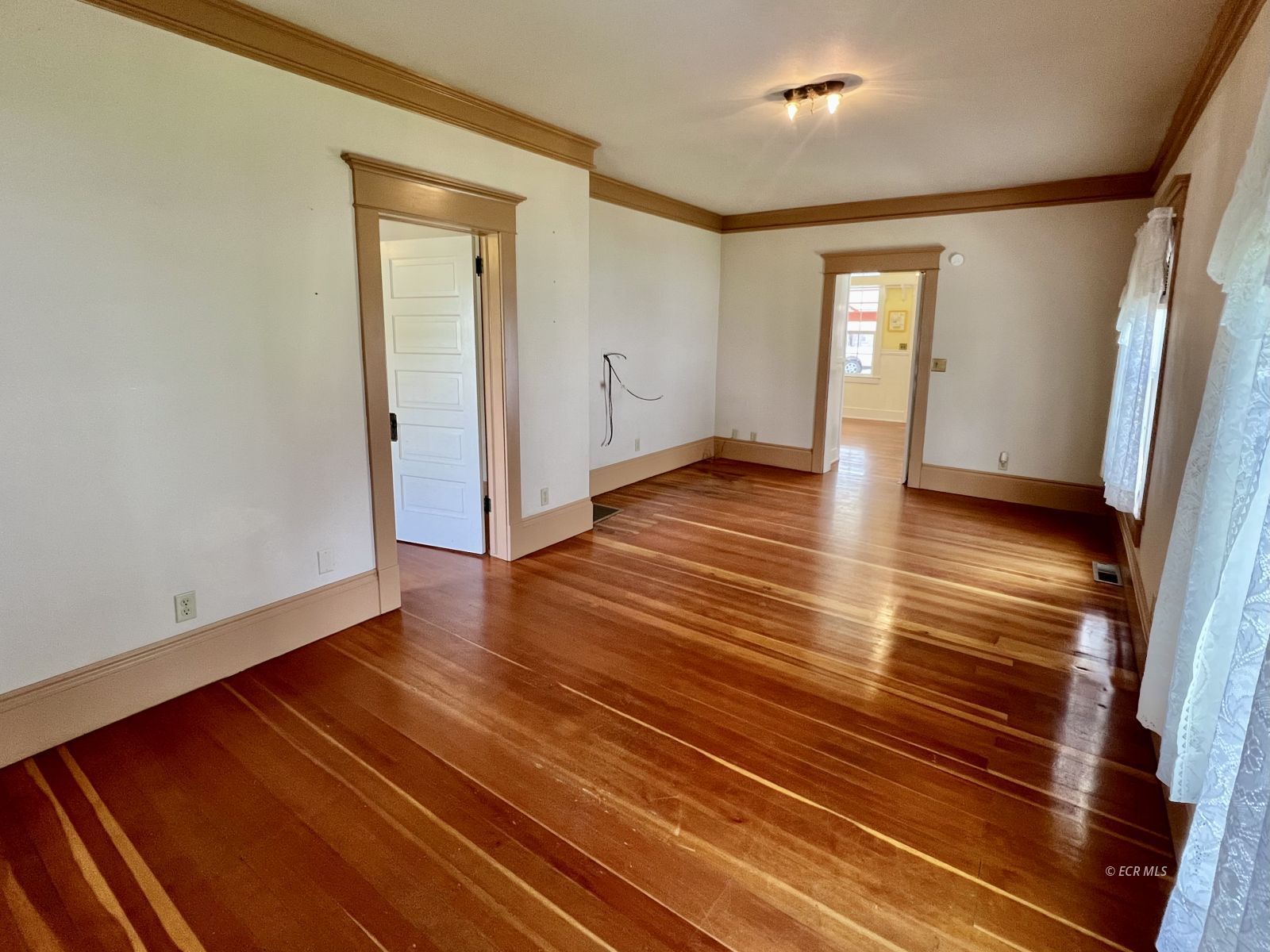 748 Juniper Street Property Photo 4