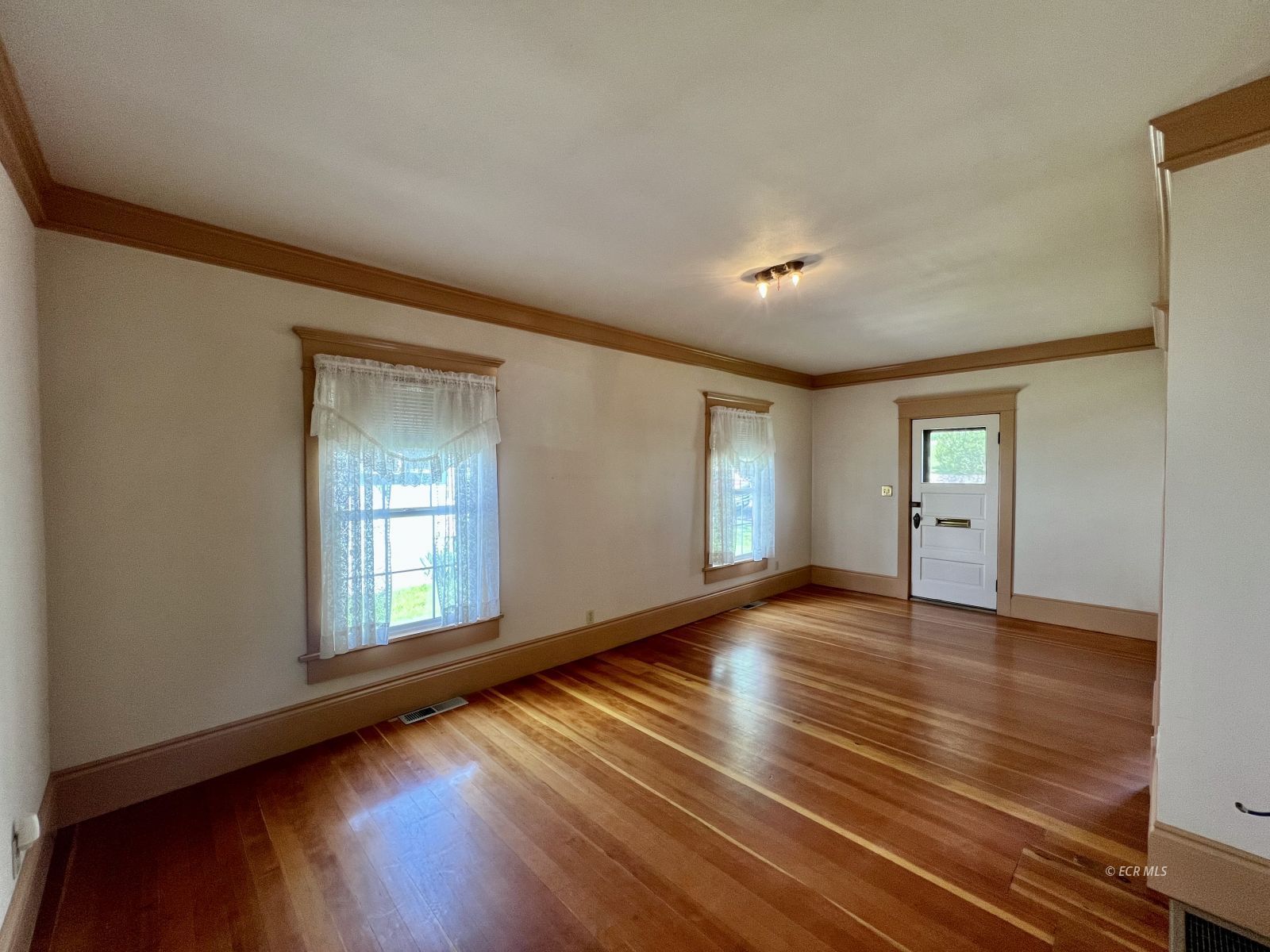 748 Juniper Street Property Photo 5