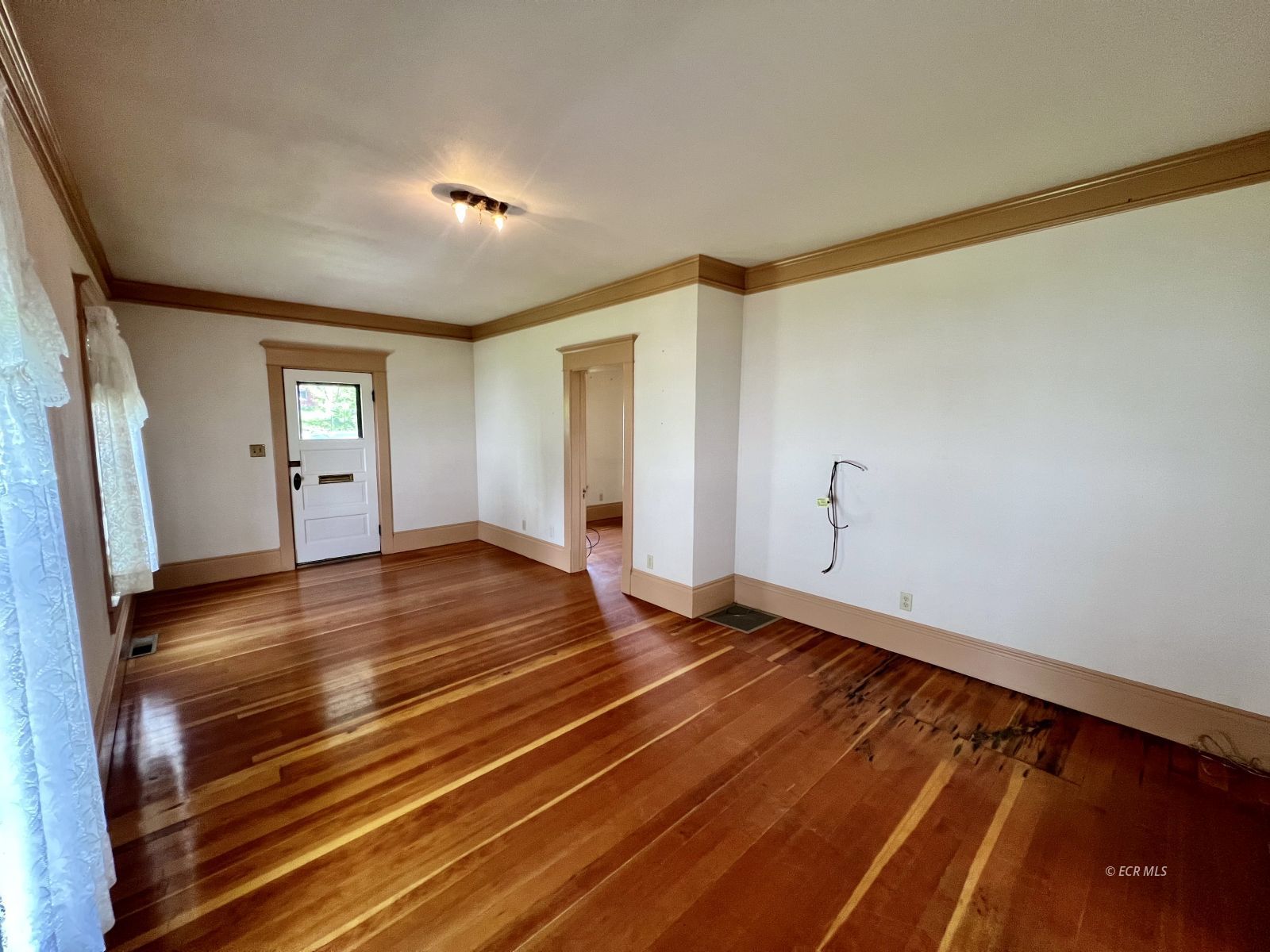 748 Juniper Street Property Photo 6