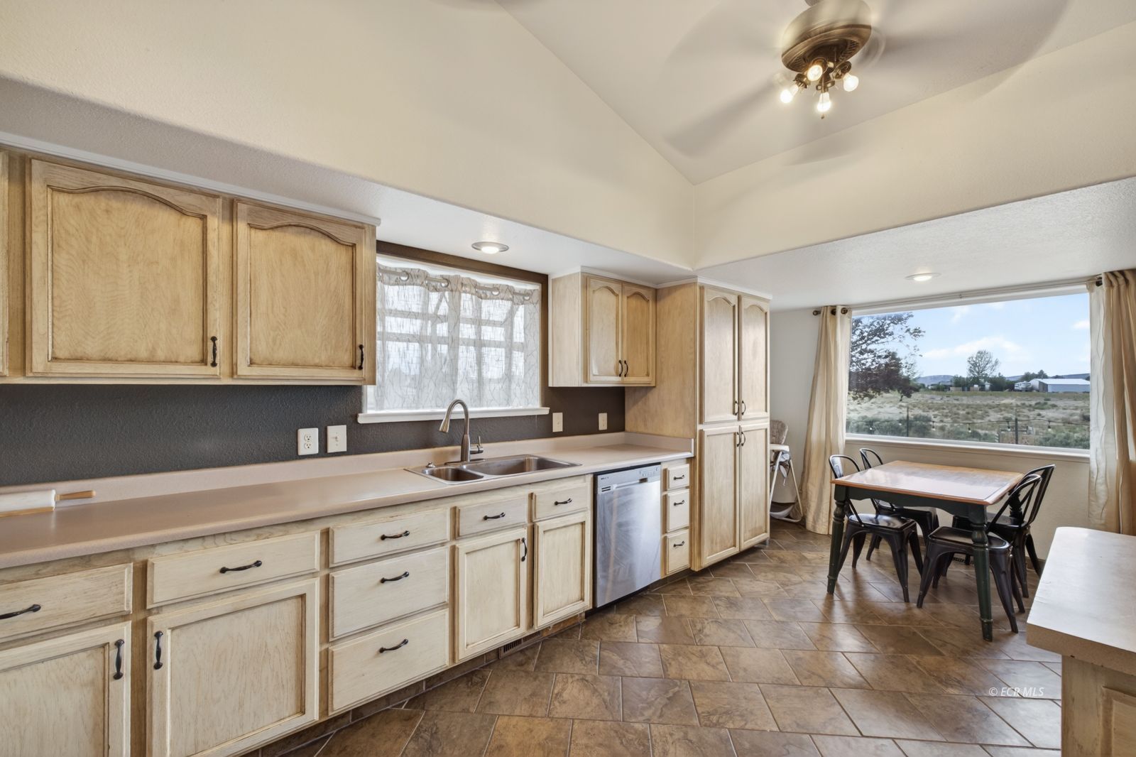 407 Flora Drive Property Photo 10