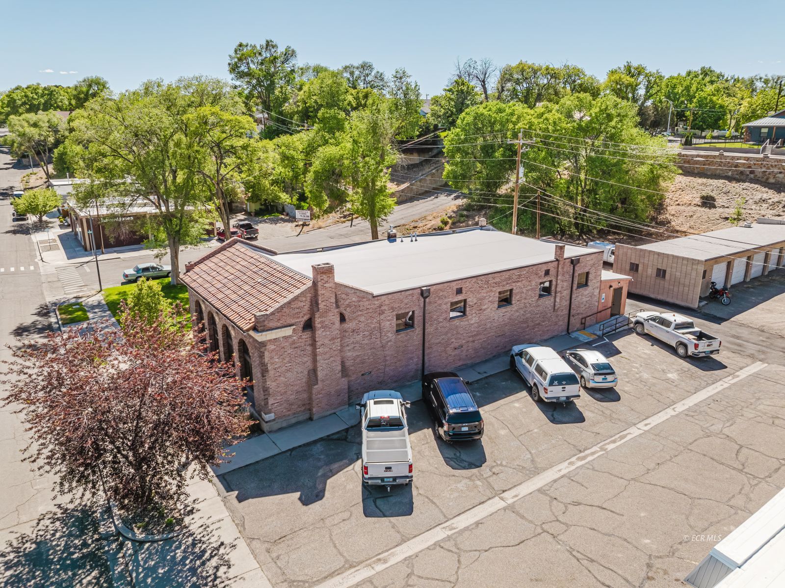 421 Court Street Property Photo 4
