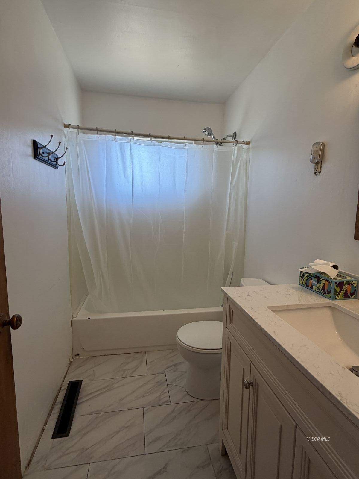 328 Baker Street Property Photo 12