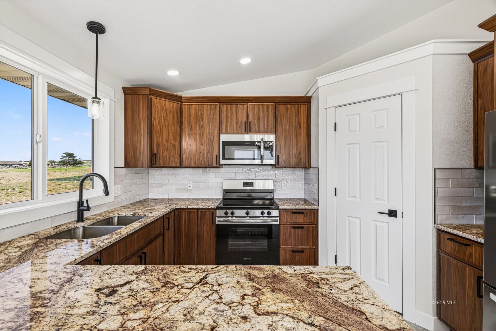 412 Edgebrook Way Property Photo 8