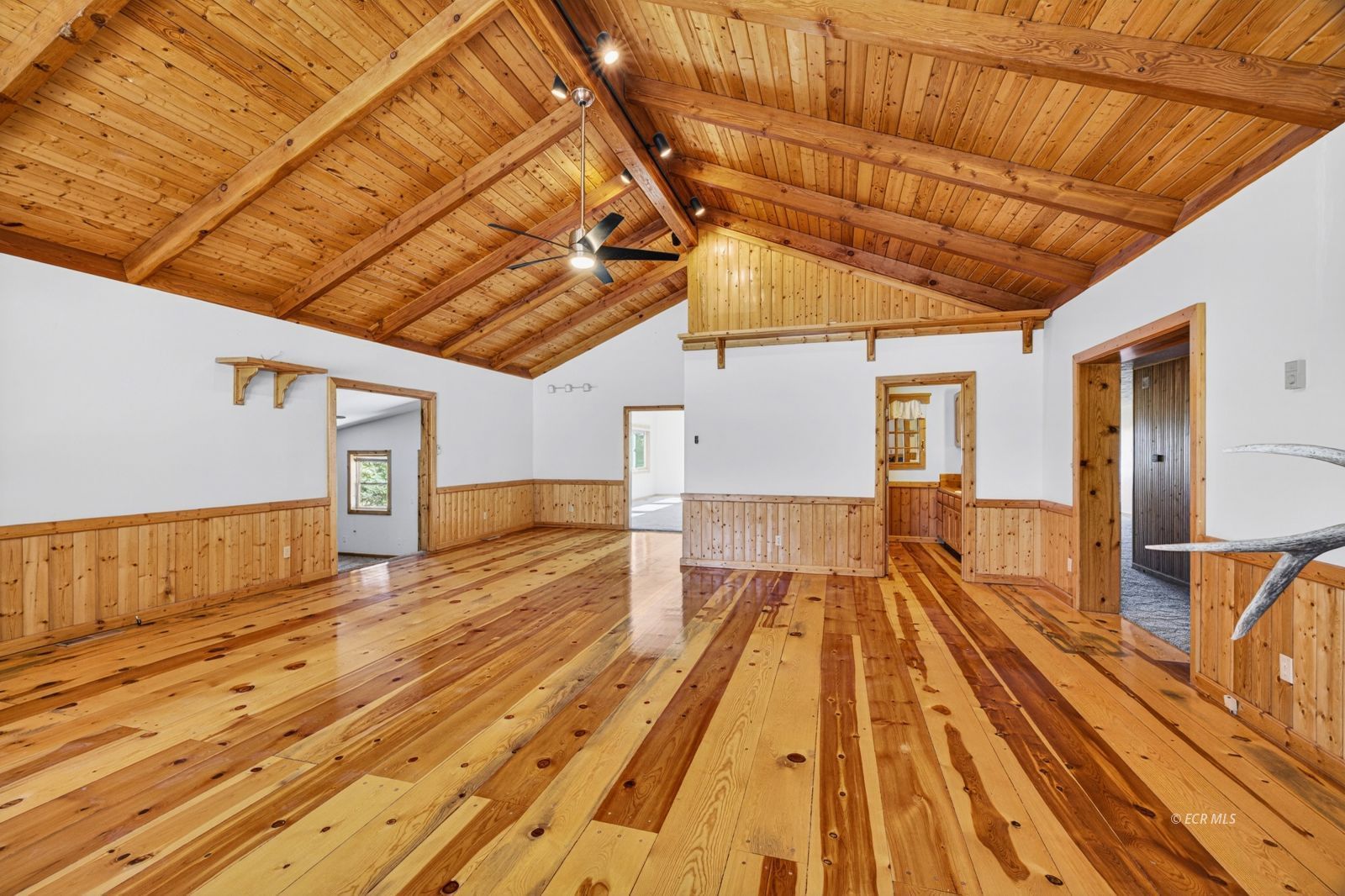 2611 N Canyon Road Property Photo 14