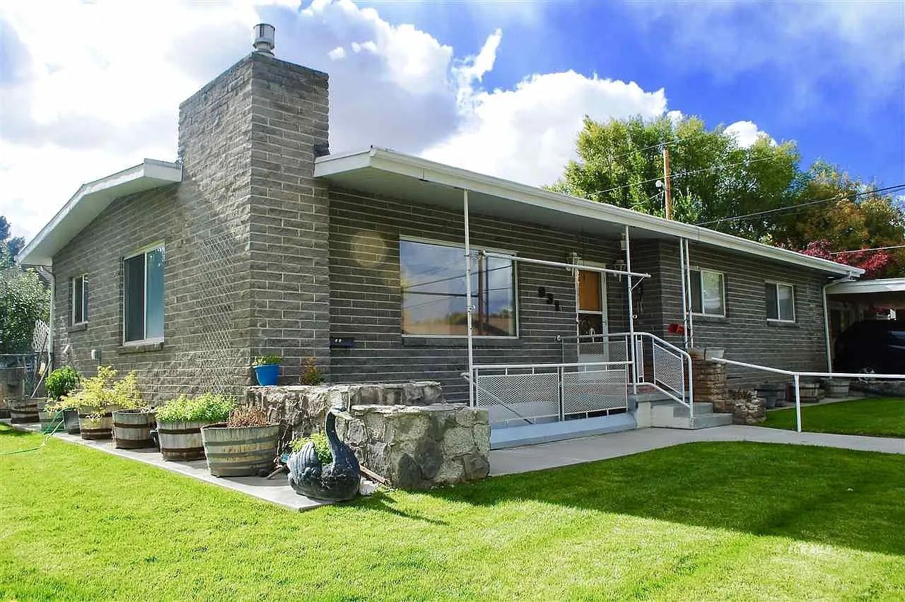 931 1st Street Property Photo 1