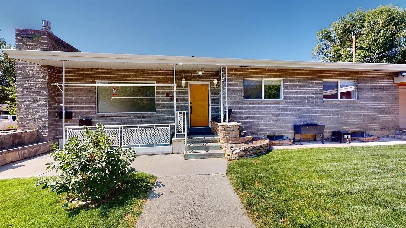 931 1st Street Property Photo 2