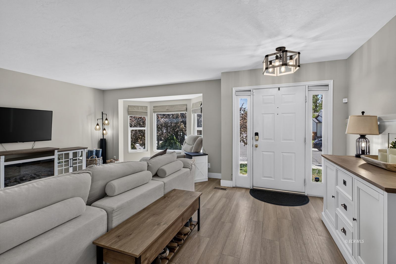 1526 Clover Hills Drive Property Photo 3