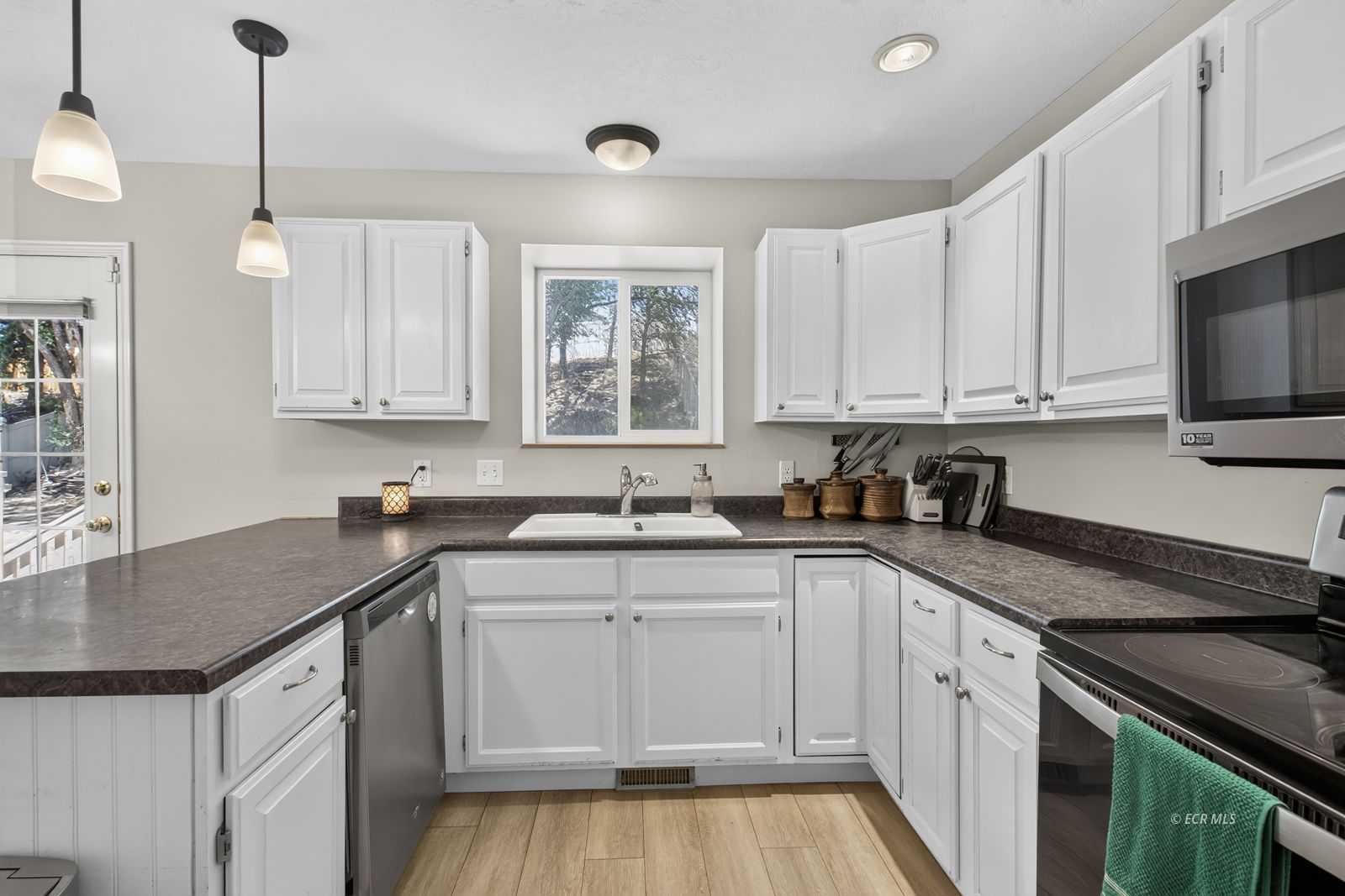 1526 Clover Hills Drive Property Photo 7