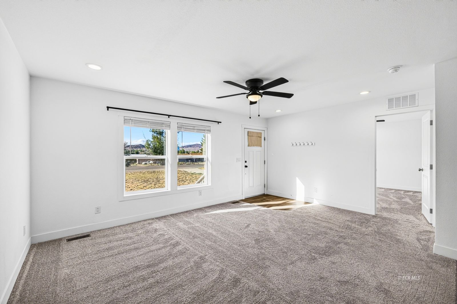 937 Spring Valley Parkway Property Photo 4