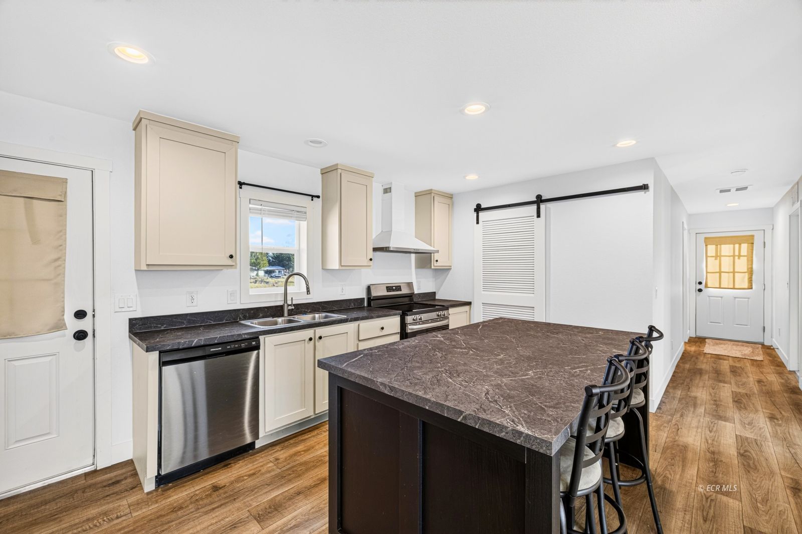 937 Spring Valley Parkway Property Photo 10