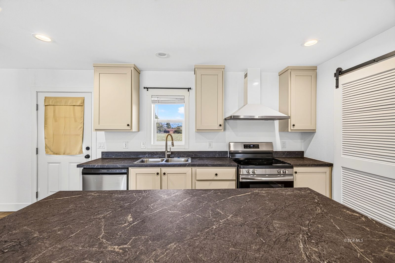 937 Spring Valley Parkway Property Photo 11