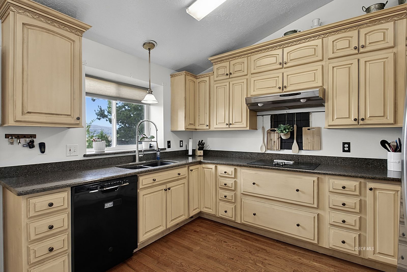 2312 Sierra Drive Property Photo 8