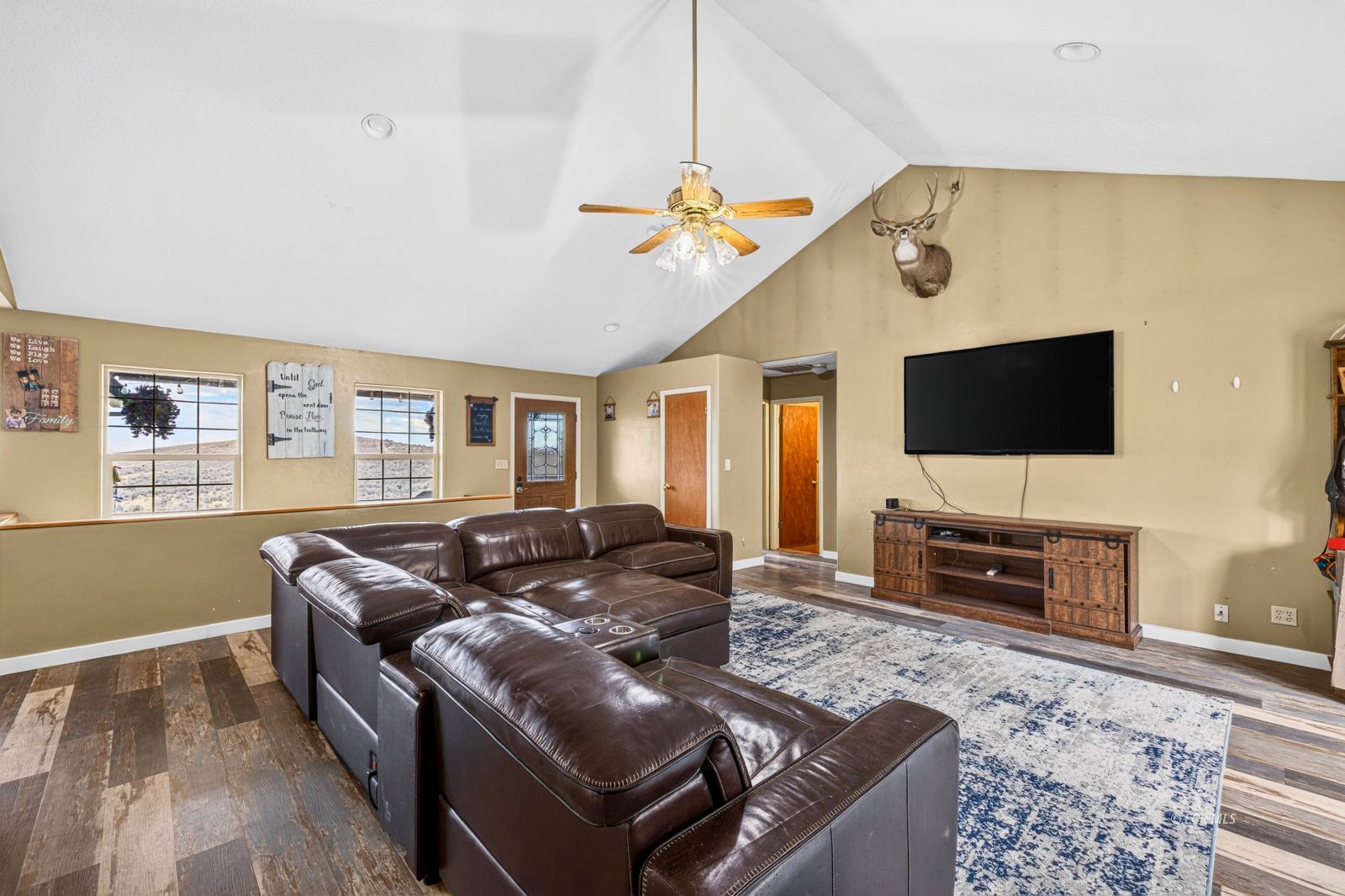 811 Hilltop Drive Property Photo 3