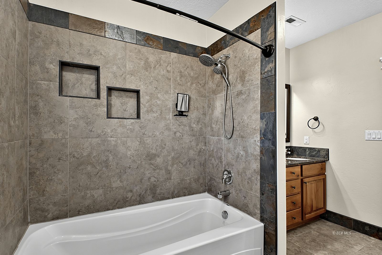 455 Blue Jay Drive Property Photo 18