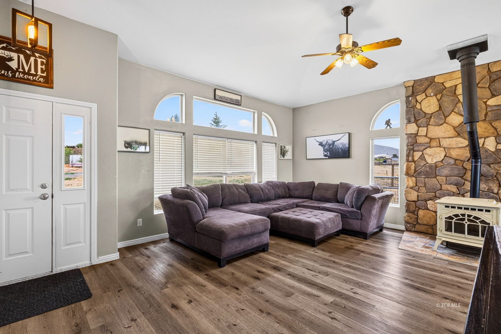 811 White Oak Drive Property Photo 4