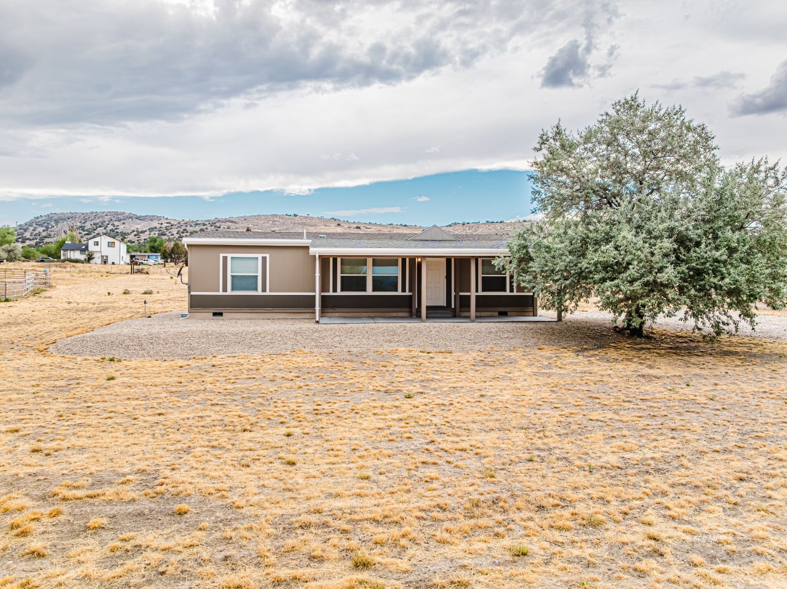 693 Hayland Drive Property Photo 3